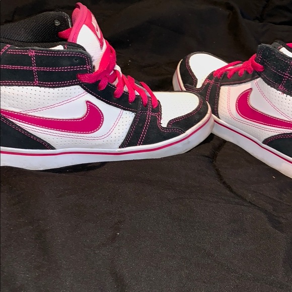 Women Nikey Airtops - Picture 1 of 1